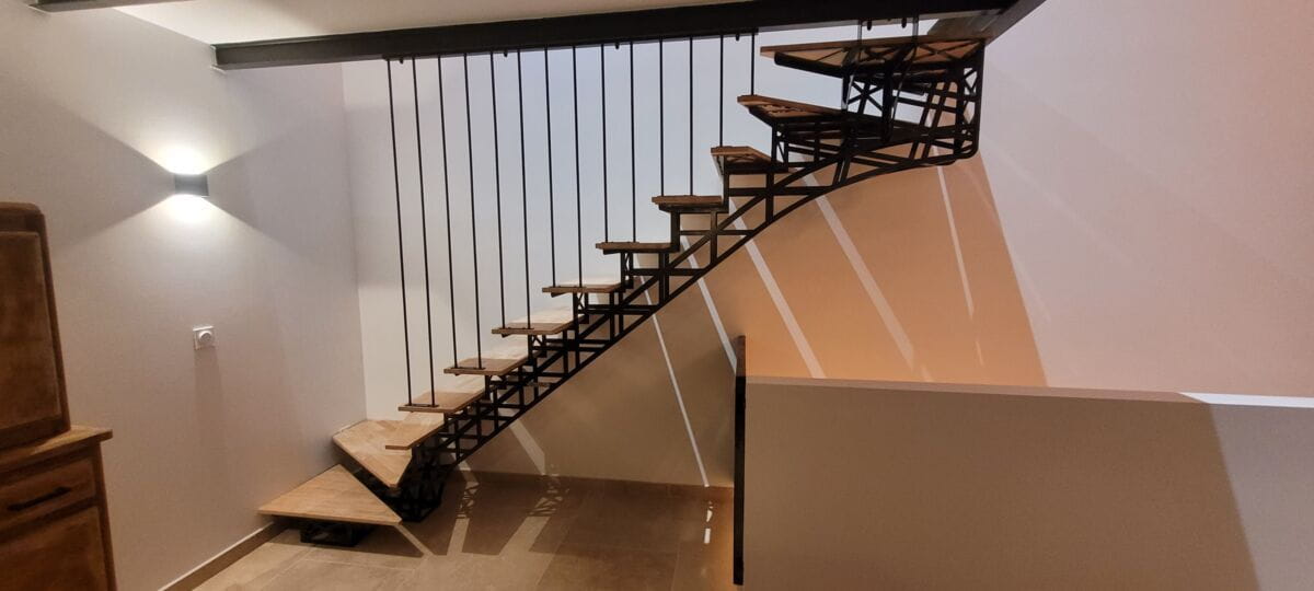 Escalier quart tournant à marches suspendues
